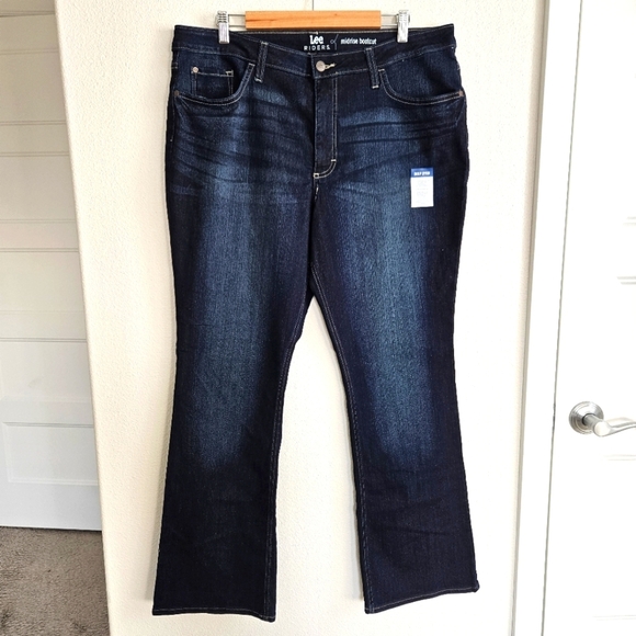 NWT!!! Lee Women's Mid-rise Bootcut Dark Blue Jeans. Size 18 - Picture 1 of 9